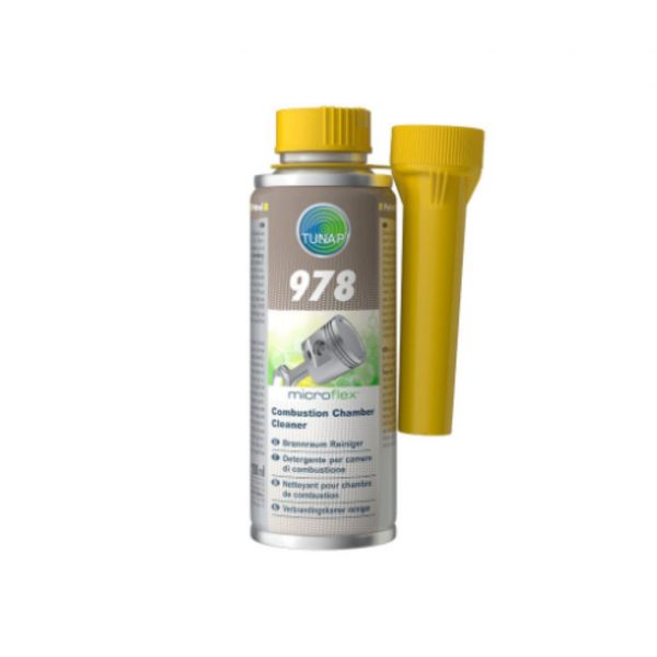 Aplicación profesional TUNAP 978. Mecánico vertiendo aditivo Limpieza Cámara Combustión Gasolina en depósito de vehículo de alta gama para prevenir LSPI.