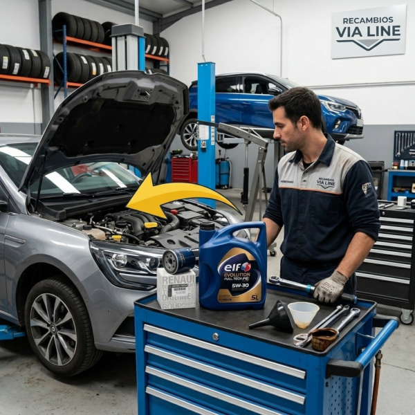 Un mecánico profesional con la equipación de Recambios Via Line prepara el mantenimiento de un Renault dCi en un taller. Sobre un carro de herramientas se muestra un kit de revisión compuesto por una garrafa de 5L de aceite Elf Evolution Full-Tech FE 5W-30 y un filtro de aceite original Renault, listo para ser instalado. Una flecha amarilla indica el proceso de mantenimiento en el motor.