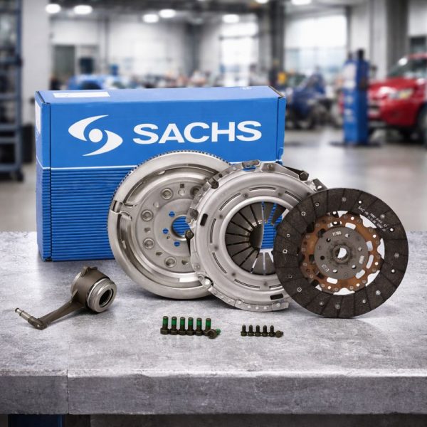 Kit de embrague Sachs completo con volante bimasa, disco, maza y collarín sobre banco de trabajo en taller mecánico profesional