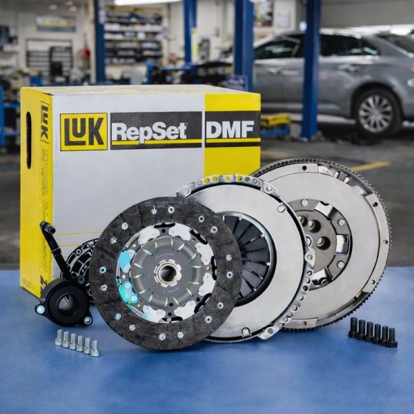 Kit de embrague LUK RepSet DMF con volante bimasa, disco, plato de presión y cojinete hidráulico presentado en taller mecánico profesional