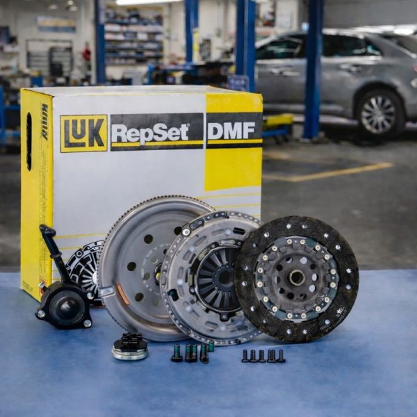 Kit de embrague LuK RepSet DMF 600001600 con volante bimasa, disco, plato de presión y cojinete hidráulico en entorno de taller profesional