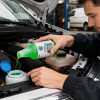 Aplicación de TUNAP 726 limpiaparabrisas anticongelante -20°C en depósito de coche en taller