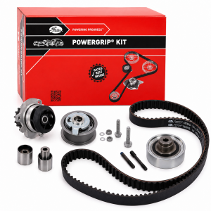 Kit distribución Gates KP15559XS-1 PowerGrip con bomba de agua, correa y tensores sobre fondo blanco