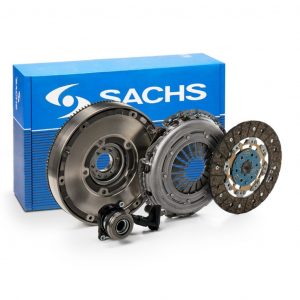 Mecánico profesional preparando la instalación de un kit de embrague SACHS 2290 601 117 en un taller especializado