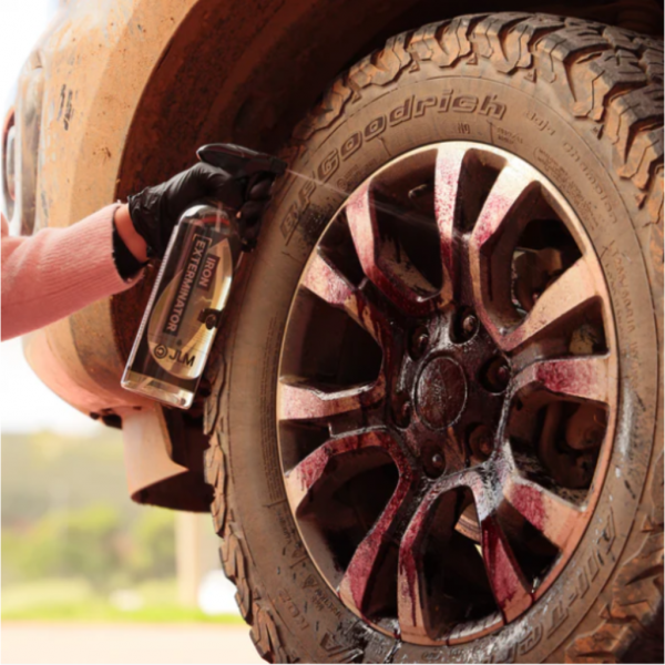 JLM Iron Exterminator aplicado en llanta eliminando polvo de frenos