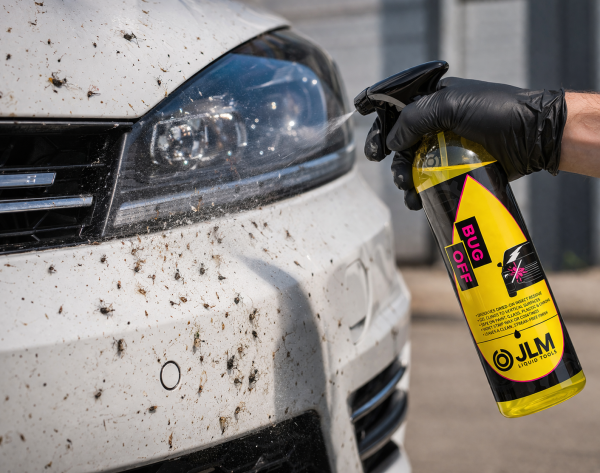 Aplicación del producto en frontal, espejo o parabrisas con restos de insectos