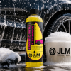 JLM Performance Shampoo & Foam Cleaner 750 ml con espuma activa junto a coche en proceso de lavado