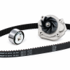 Kit de distribución Gates KP15627XS con correa 5627XS, tensor y bomba de agua sobre fondo blanco