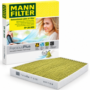 Filtro de habitáculo MANN-FILTER FP 26 009 FreciousPlus con carbón activo y protección antialérgenos, junto a su embalaje original.